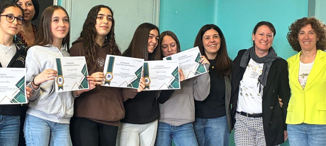 Un gruppo di studentesse che ha partecipato e lavorato al progetto