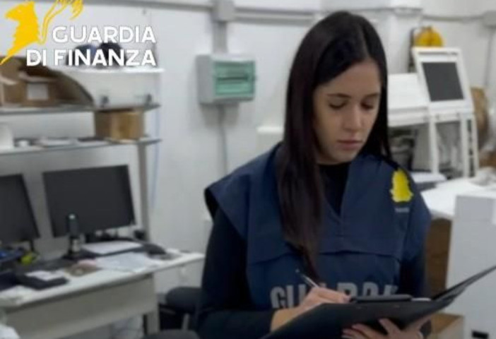 Vendeva capi d’abbigliamento contraffatti su una piattaforma web: denunciato il titolare di una stamperia di Gallarate