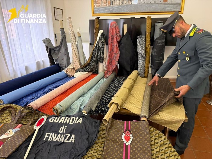 Sequestrati oltre 7 mila metri quadri di stoffa di marchi dell'alta moda contraffatti, indagini anche in provincia di Varese Sequestrati oltre 7 mila metri quadri di stoffa di marchi dell'alta moda contraffatti, indagini anche in provincia di Varese