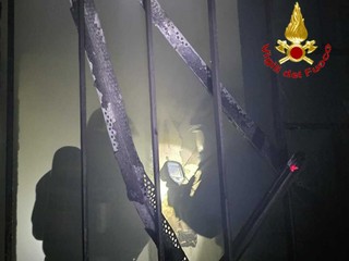 Vigili del fuoco in azione in via Romagna a Gallarate