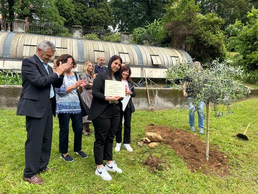 La cerimonia di piantumazione dell'ulivo in memoria di Daniele alla scuola di Gazzada Schianno