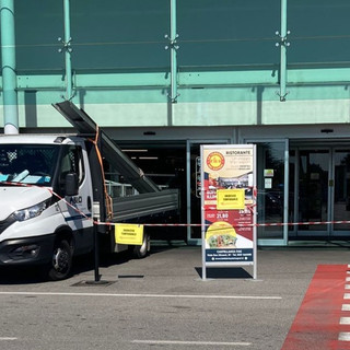 Operai al lavoro per ripristinare l'ingresso sfondato con l'auto ariete