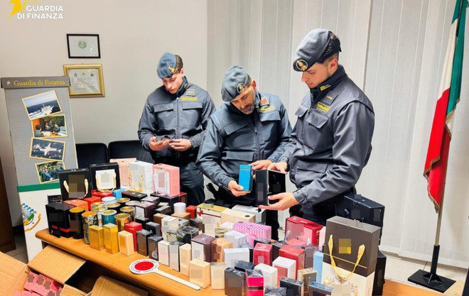 I profumi taroccati sequestrati a Cornaredo dalla Guardia di Finanza