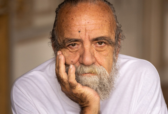 Giobbe Covatta con il suo nuovo spettacolo “Scoop (Donna Sapiens)” a Busto