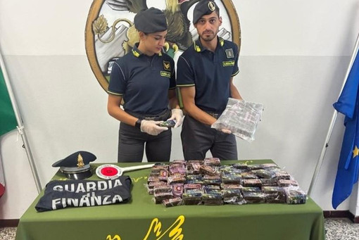 Nascondeva 20 chili di hashish nelle borse della spesa e nel vano della ruota di scorta. Arrestato dalla Gdf un trafficante di droga italiano Nascondeva 20 chili di hashish nelle borse della spesa e nel vano della ruota di scorta. Arrestato dalla Gdf un trafficante di droga italiano