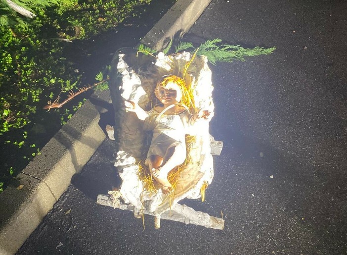 Il Gesù Bambino torna a casa: ritrovato nella notte tra le siepi di un supermercato