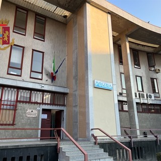 Festeggiano con i fumogeni (rubati), ma sono irregolari e vengono espulsi
