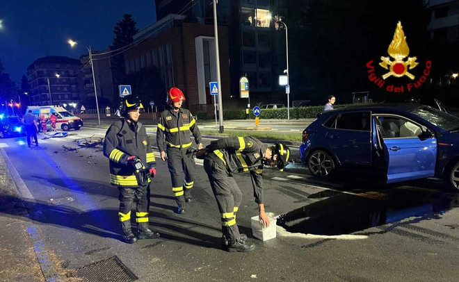 Le immagini dei vigili del fuoco dell'incidente di questa notte in via Noè a Gallarate