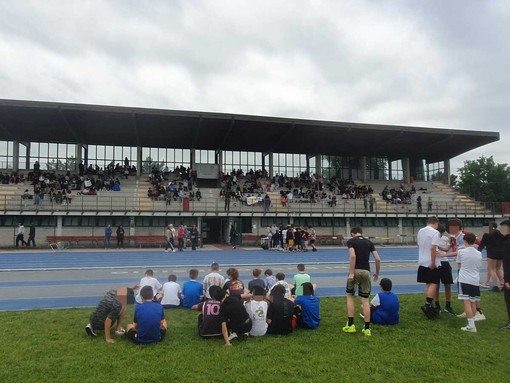 Galilei e Parini scuole sportive. In più di trecento alla pista di atletica di Sacconago