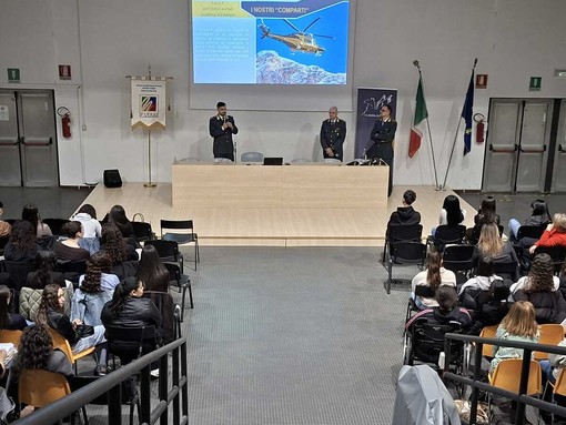 Educazione alla legalità economico-finanziaria: Fiamme Gialle fra gli studenti del Verri