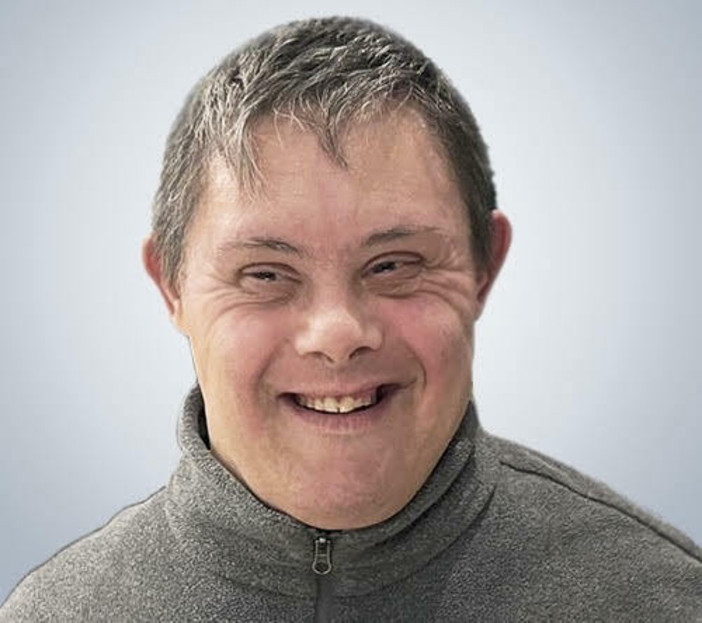 Addio a Giuseppe Massimo “Cuve” Cuvello: il sorriso che ha acceso una comunità Addio a Giuseppe Massimo “Cuve” Cuvello: il sorriso che ha acceso una comunità