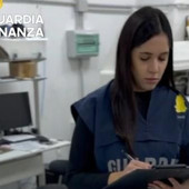 Vendeva capi d’abbigliamento contraffatti su una piattaforma web: denunciato il titolare di una stamperia di Gallarate