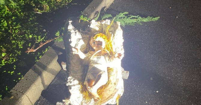 Il Gesù Bambino torna a casa: ritrovato nella notte tra le siepi di un supermercato