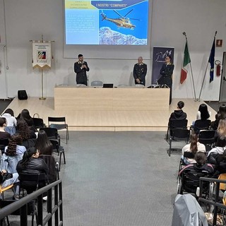 Educazione alla legalità economico-finanziaria: Fiamme Gialle fra gli studenti del Verri