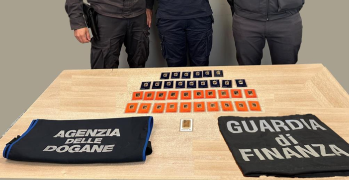 Lingotti e monete d'oro intercettati al valico di confine di Brogeda Lingotti e monete d'oro intercettati al valico di confine di Brogeda