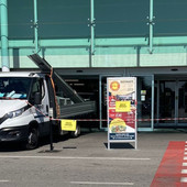 Operai al lavoro per ripristinare l'ingresso sfondato con l'auto ariete