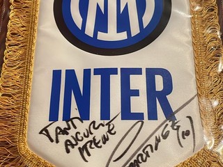 Il gagliardetto autografato Lautaro Martinez