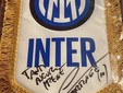 Il gagliardetto autografato Lautaro Martinez