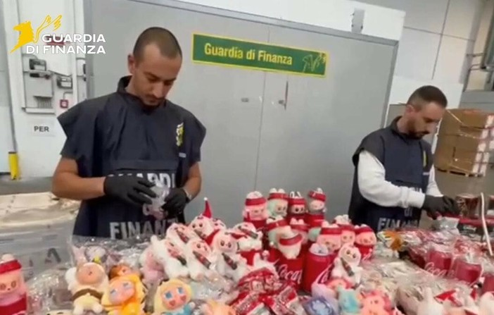 I giocattoli contraffatti sequestrati a Malpensa I giocattoli contraffatti sequestrati a Malpensa