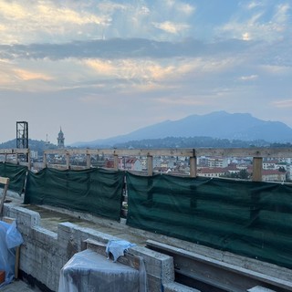 FOTO. Le camere protette dell’ospedale Del Ponte prendono forma nel cielo di Varese