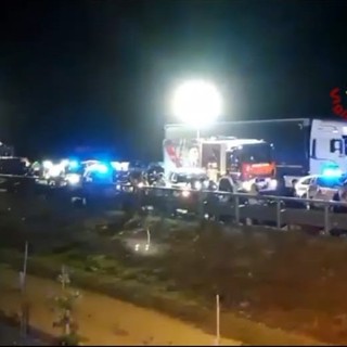 Le immagini dell'incidente di venerdì sera in A4 tra un pullman e un tir