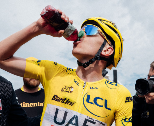 Tadej Pogačar, recente vincitore del Tour de France di ciclismo, ambassador Enervit