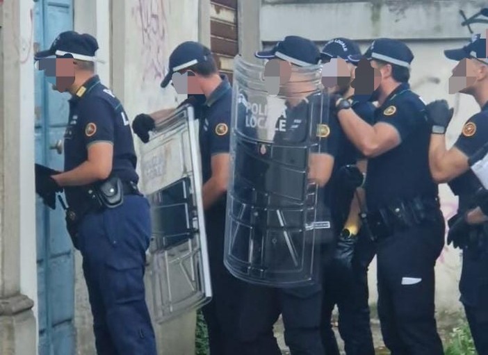 Gallarate, sgomberato insediamento abusivo vicino alla stazione. Fermati cinque stranieri senza documenti