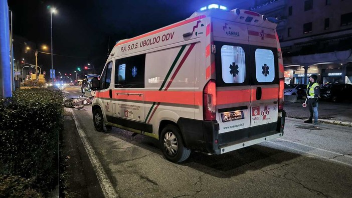 Scontro auto-scooter al confine tra Olgiate e Castellanza: paura per un 34enne al Buon Gesù