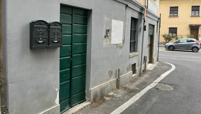 L'ingresso dell'abitazione della vittima in via Porro a Induno Olona dove si è consumata l'aggressione fatale