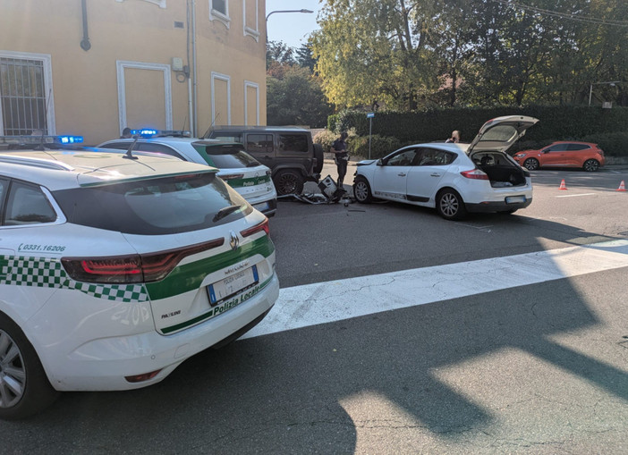 FOTO. Scontro all'incrocio tra via Gozzano e via del Roccolo: nessun ferito ma traffico in tilt FOTO. Scontro all'incrocio tra via Gozzano e via del Roccolo: nessun ferito ma traffico in tilt