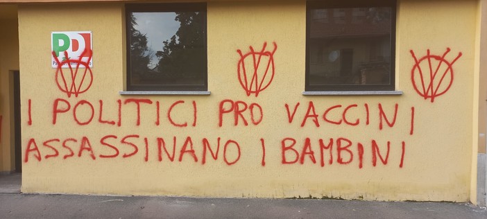 FOTO. Atto vandalico no vax alla sede Pd: «Una violenza a tutta la comunità»