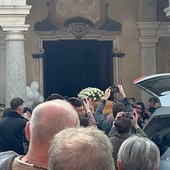 L'uscita del feretro di Enzo Ambrosino dalla chiesa di Induno Olona