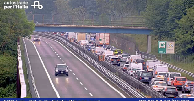 Le code sull'A8 dopo l'incidente di questa mattina (foto da webcam Autostrade per l'Italia)