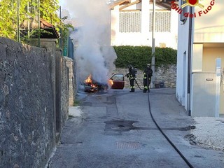 Le immagini dell'incendio dell'auto in via della Quadrona a Induno Olona
