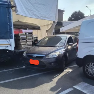 L'auto &quot;impazzita&quot; al mercato settimanale di intra (foto da Vconews.it)