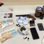 Le armi, la droga e il denaro sequestrati dai carabinieri