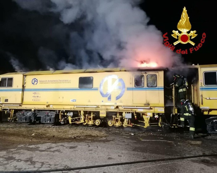Fiamme su un carro officina, Vigili del Fuoco in azione alla stazione di Busto