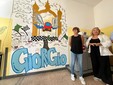 Il murale inaugurato questa mattina all'Einaudi in ricordo di Giorgio Sagliocco. Da sinistra: la madre di Giorgio e la dirigente Emanuele