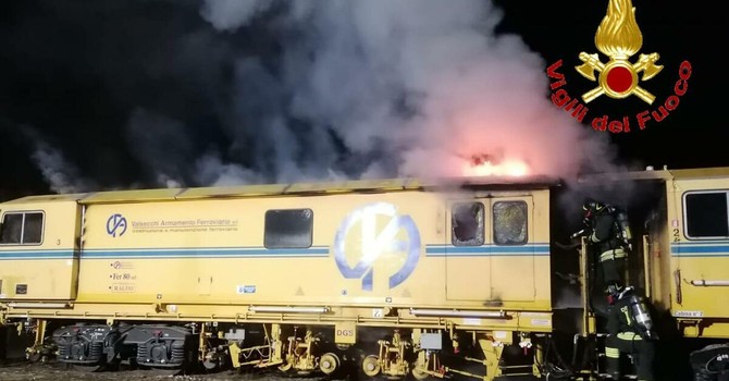 Fiamme su un carro officina, Vigili del Fuoco in azione alla stazione di Busto