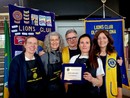 Le vincitrici Alessandra Ceccuzzi, Giuliana Cabo e Silvia Commodaro del Lions club Lombardia Digital Ld, insieme agli organizzatori della manifestazione Pierugo Magnaghi e Luisa Bonaudi