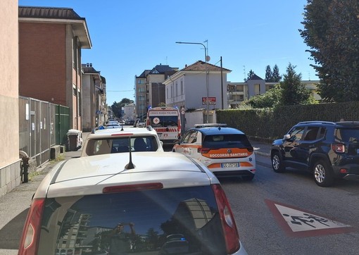Ciclista a terra in via Bellini, soccorsi in azione vicino alle scuole Crespi Ciclista a terra in via Bellini, soccorsi in azione vicino alle scuole Crespi