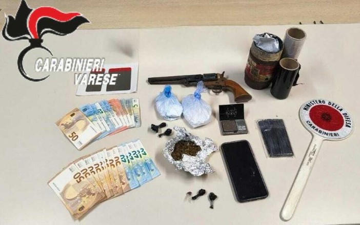 Le armi, la droga e il denaro sequestrati dai carabinieri