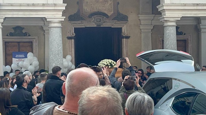 L'uscita del feretro di Enzo Ambrosino dalla chiesa di Induno Olona