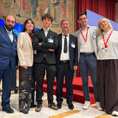 La delegazione che ha accompagnato la premiazione di Oliver, il terzo da sinistra