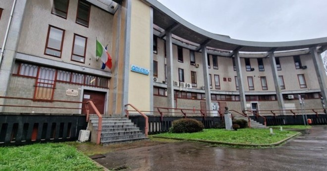 Evade i domiciliari, prende a pugni una barista e colpisce un uomo con una sbarra: arrestato 34enne