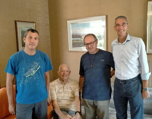 Da sinistra: don Ugo Lorenzi, Giacomo Bonnet, don Alberto Dell'Acqua e sindaco Marco Scazzosi Da sinistra: don Ugo Lorenzi, Giacomo Bonnet, don Alberto Dell'Acqua e sindaco Marco Scazzosi