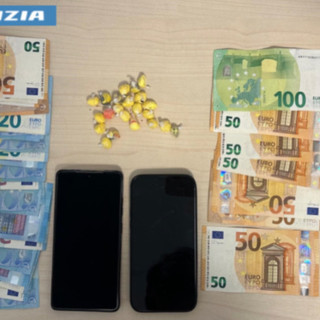 Recupera un pacchetto nascosto nel bosco: arrestato con 22 dosi di cocaina