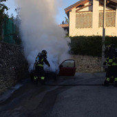 Le immagini dell'incendio dell'auto in via della Quadrona a Induno Olona Le immagini dell'incendio dell'auto in via della Quadrona a Induno Olona