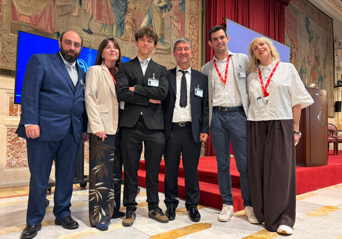 La delegazione che ha accompagnato la premiazione di Oliver, il terzo da sinistra La delegazione che ha accompagnato la premiazione di Oliver, il terzo da sinistra