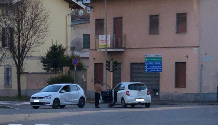 FOTO. Interruzione elettrica, poi il guasto: semafori ko e incidente all’incrocio
